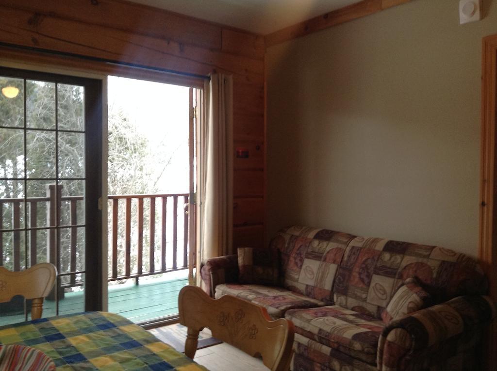 Aux Berges Du St-Maurice Hotel Saint-Jean-des Piles ภายนอก รูปภาพ