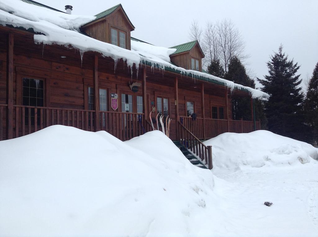 Aux Berges Du St-Maurice Hotel Saint-Jean-des Piles ภายนอก รูปภาพ